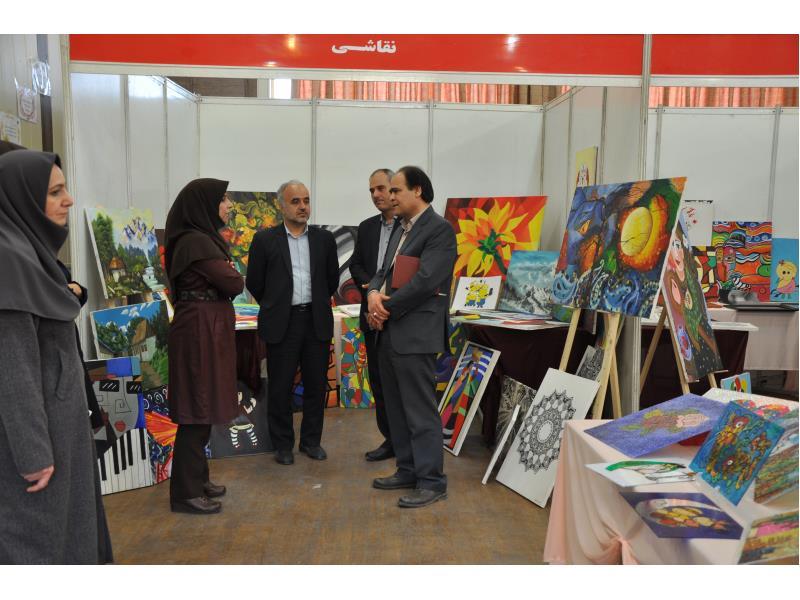 حضور مسئولین در بازارچه خیریه کاروفناوری