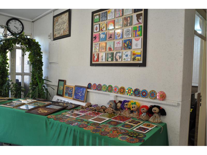 نمایشگاه آثار هنری دانش آموزان