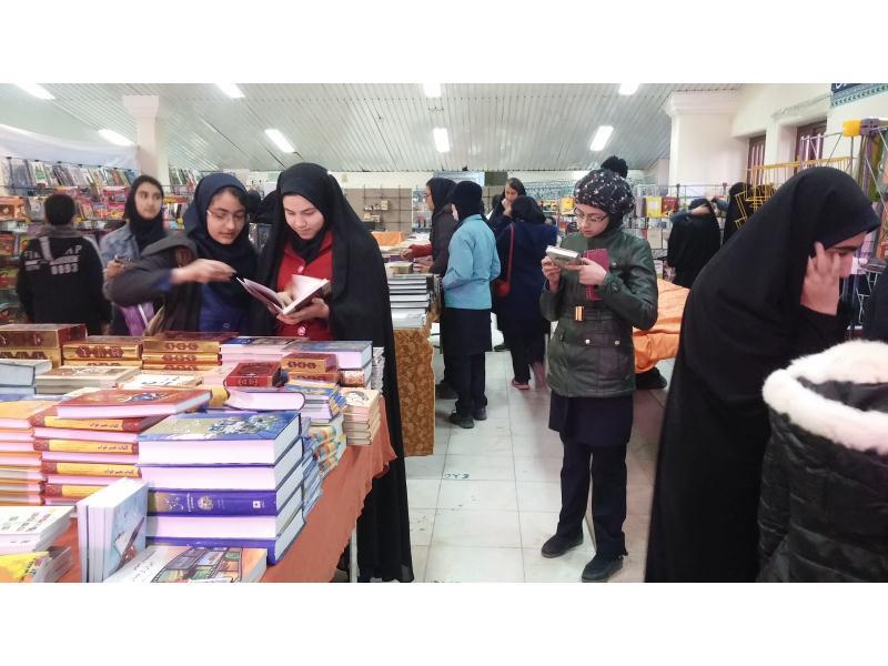 بازدید از نمایشگاه کتاب تالار ادب